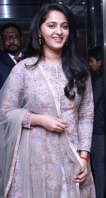 Glamorous Actress Anushka Shetty New Smiling Face Photos 3